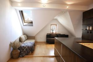 Kuchyňa alebo kuchynka v ubytovaní Lovely apartment in city Center of Jelenia Gora.