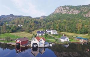 Stunning Home In Flekkefjord With House Sea View في فليكهافيود: اطلالة جوية على قرية صغيرة على بحيرة