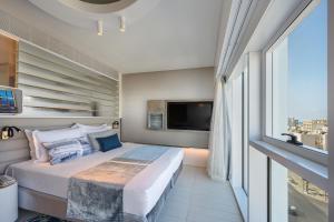 Letto o letti in una camera di Port Tower by Isrotel Design