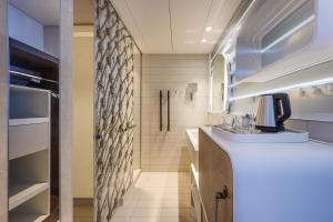 Cucina o angolo cottura di Port Tower by Isrotel Design