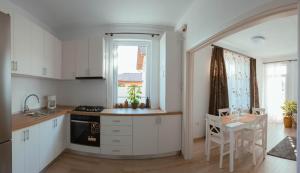 Afbeelding uit fotogalerij van Solomon Apartments ap 1 in Sângeorgiu de Mureş