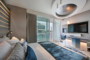 Letto o letti in una camera di Port Tower by Isrotel Design