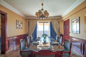 uma sala de jantar com uma mesa longa e cadeiras em InterContinental Cairo Semiramis, an IHG Hotel no Cairo