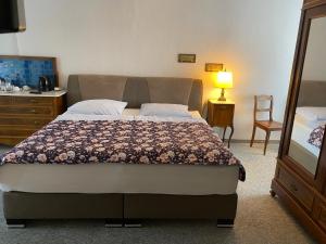 Un dormitorio con una cama y una cómoda. en Hotel zur Post Dabringhausen, en Wermelskirchen