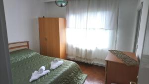 1 dormitorio con 1 cama con toallas y ventana en Horizons en Estambul