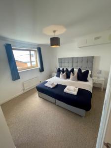 um quarto com uma cama grande e uma janela em Casa Fresa - City Quay Apartment em Dundee