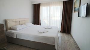 Postel nebo postele na pokoji v ubytování Gumbet Hotel