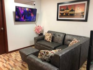 sala de estar con sofá y silla en Piso 3-Apartment near to Cali airport en Palmira