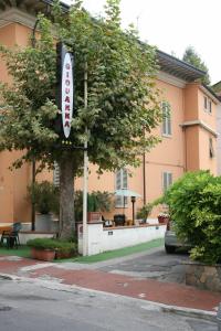 un letrero de la calle frente a un edificio en Hotel Giovanna, en Montecatini Terme