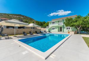 Bazén v ubytovaní Poolincluded - Holiday Home Maslina alebo v jeho blízkosti
