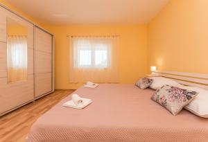 Posteľ alebo postele v izbe v ubytovaní Poolincluded - Holiday Home Maslina + 17 fotografií