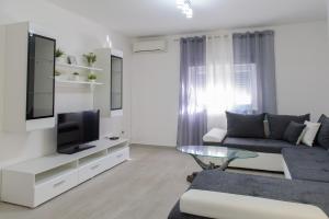 Televízia a/alebo spoločenská miestnosť v ubytovaní Poolincluded - Holiday Home Maslina