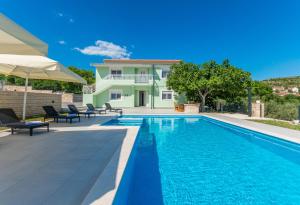 Bazén v ubytovaní Poolincluded - Holiday Home Maslina alebo v jeho blízkosti