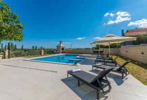 Bazén v ubytovaní Poolincluded - Holiday Home Maslina alebo v jeho blízkosti
