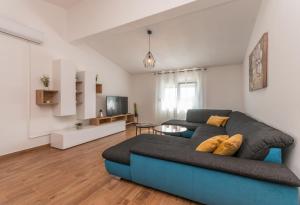 Televízia a/alebo spoločenská miestnosť v ubytovaní Poolincluded - Holiday Home Maslina