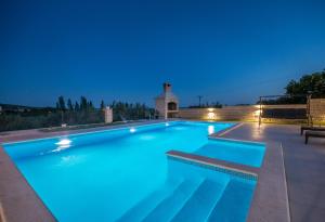 Bazén v ubytovaní Poolincluded - Holiday Home Maslina alebo v jeho blízkosti