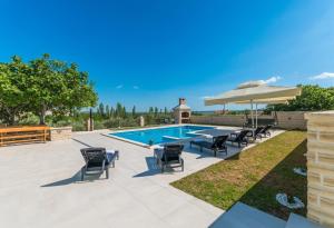 Bazén v ubytovaní Poolincluded - Holiday Home Maslina alebo v jeho blízkosti