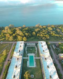 eine Luftansicht eines Gebäudes mit Pool in der Unterkunft Prado del Lago in Villa Rumipal