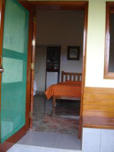 une porte ouverte sur une chambre avec un lit dans l'établissement Swiss Chalet with Private Kitchen near Lima, à Canta