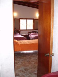 Un ou plusieurs lits dans un hébergement de l'établissement Swiss Chalet with Private Kitchen near Lima