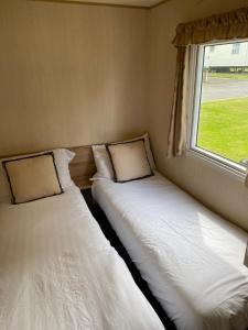 Postel nebo postele na pokoji v ubytování Edinburgh, Seton Sands Abi Horizon + 30 fotografií