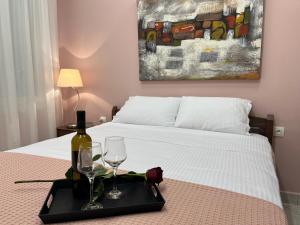 Posteľ alebo postele v izbe v ubytovaní Kavala Port Apartments