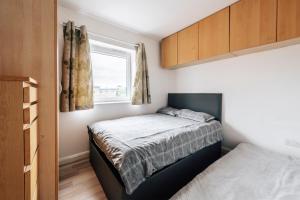 Un pat sau paturi într-o cameră la Lloyd St Apartment