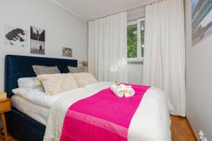 Кровать или кровати в номере Central Apartment Solec Wilanowska by Renters