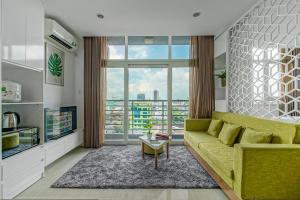 Khu vực ghế ngồi tại City By Night Ben Thanh Apartments