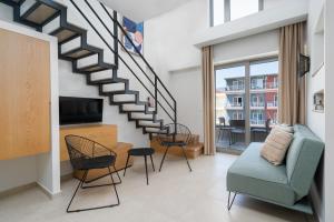 salon ze schodami, kanapą i krzesłami w obiekcie Funtuki Seaside Apartments w mieście Leptokaria
