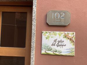 una señal en el lateral de un edificio al lado de una puerta en AL GEKO DEL GROPPO ☆ Breath & Relax ☆ 5 TERRE, en Volastra