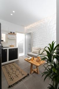 un soggiorno con tavolo e divano di Kamvas Deluxe Apartments a Naxos Chora