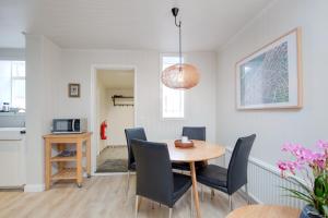 una cucina e una sala da pranzo con tavolo e sedie di Live as Locals Apartments a Reykjavik