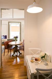 リスボンにあるTrendy and Super Central Apartment 21 by Lisbonne Collectionのダイニングルーム、リビングルーム(テーブル、椅子付)