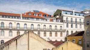 リスボンにあるTrendy and Super Central Apartment 21 by Lisbonne Collectionの白い大きな建物