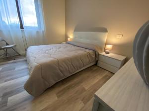 ein kleines Schlafzimmer mit einem Bett und zwei Nachttischen in der Unterkunft CLARE HOUSE per una vacanza "CHIC" in Porto Recanati