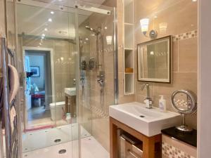 a bathroom with a shower and a sink and a shower at Easy Walk City Centre Flat with Free Parking in York
