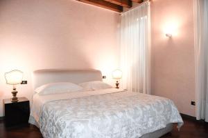 A bed or beds in a room at Dimora Noemi