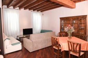 A television and/or entertainment centre at Dimora Noemi