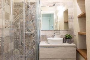 uma casa de banho com um lavatório e um espelho em Residenza LA FINESTRA SUL MAIRA em Dronero