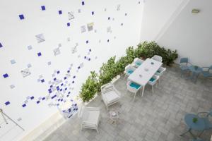 an overhead view of a patio with tables and chairs at B&B Kolors in Castellammare del Golfo