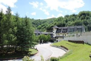 a view of a building and a walkway in a park at Guesthouse Junior in Kopaonik
