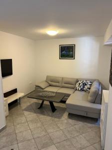 - un salon avec un canapé et une table dans l'établissement Apartments & Rooms Riva, à Piran