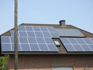 una casa con paneles solares en el techo en Moselweinlaub, en Bruttig-Fankel