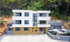 una vista aérea de una casa en una colina en SunnySide luxury suites with free parking and swimming pool, en Brela