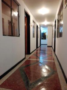 - un couloir avec du carrelage dans un bâtiment dans l'établissement CASA HOTEL VICTORIA Av 30, à Bogotá