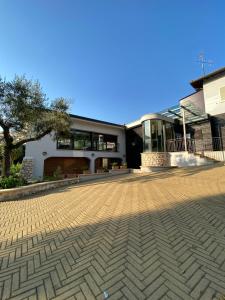 a building with a brick driveway in front of it at De Novo e d'Antico in Cori