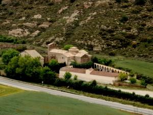 una casa vieja al lado de una carretera en Cal cap xic en Castellfullit de Riubregós