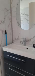 une salle de bain blanche avec un lavabo et un miroir dans l'établissement GRAINES AU VENT, à Berck-sur-Mer 13 autres photos