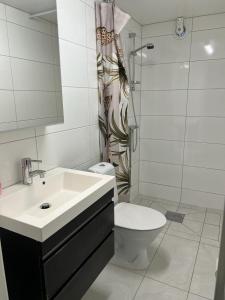Koupelna v ubytování Källviken Semesterby + 37 fotografií